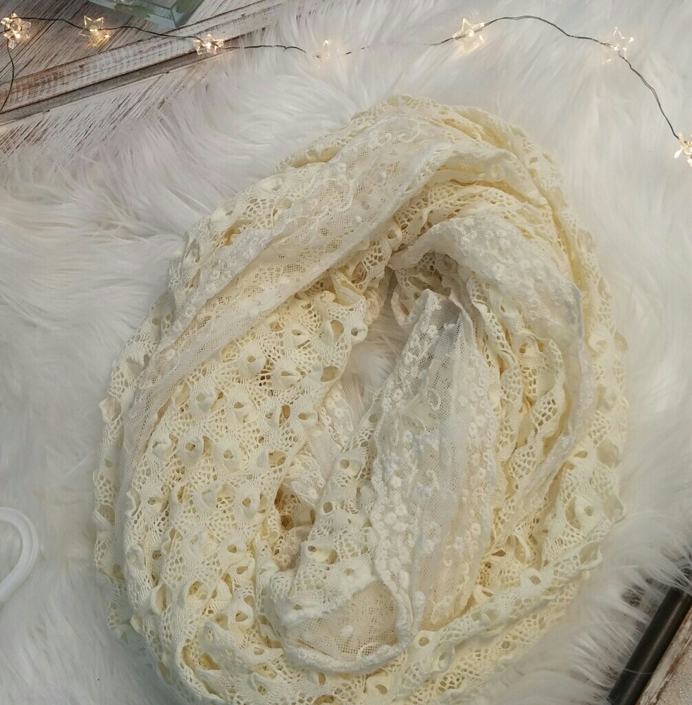 NWOT Beautiful lace infinity ivory scarf
